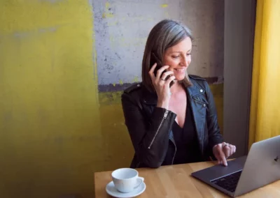 Stéphanie Biasotto au téléphone