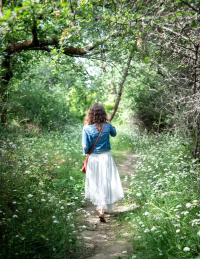 Emilie Dudon qui marche sur un chemin