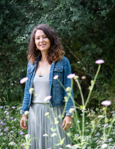 Emilie Dudon dans les fleurs