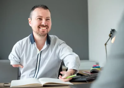 Guillaume Foulquié avec un client à son bureau